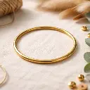 Alliance en laiton sur tissu texturé.webp