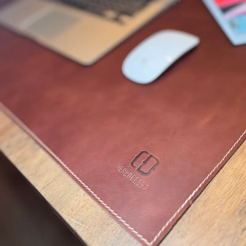 Sous-main de bureau en cuir.
